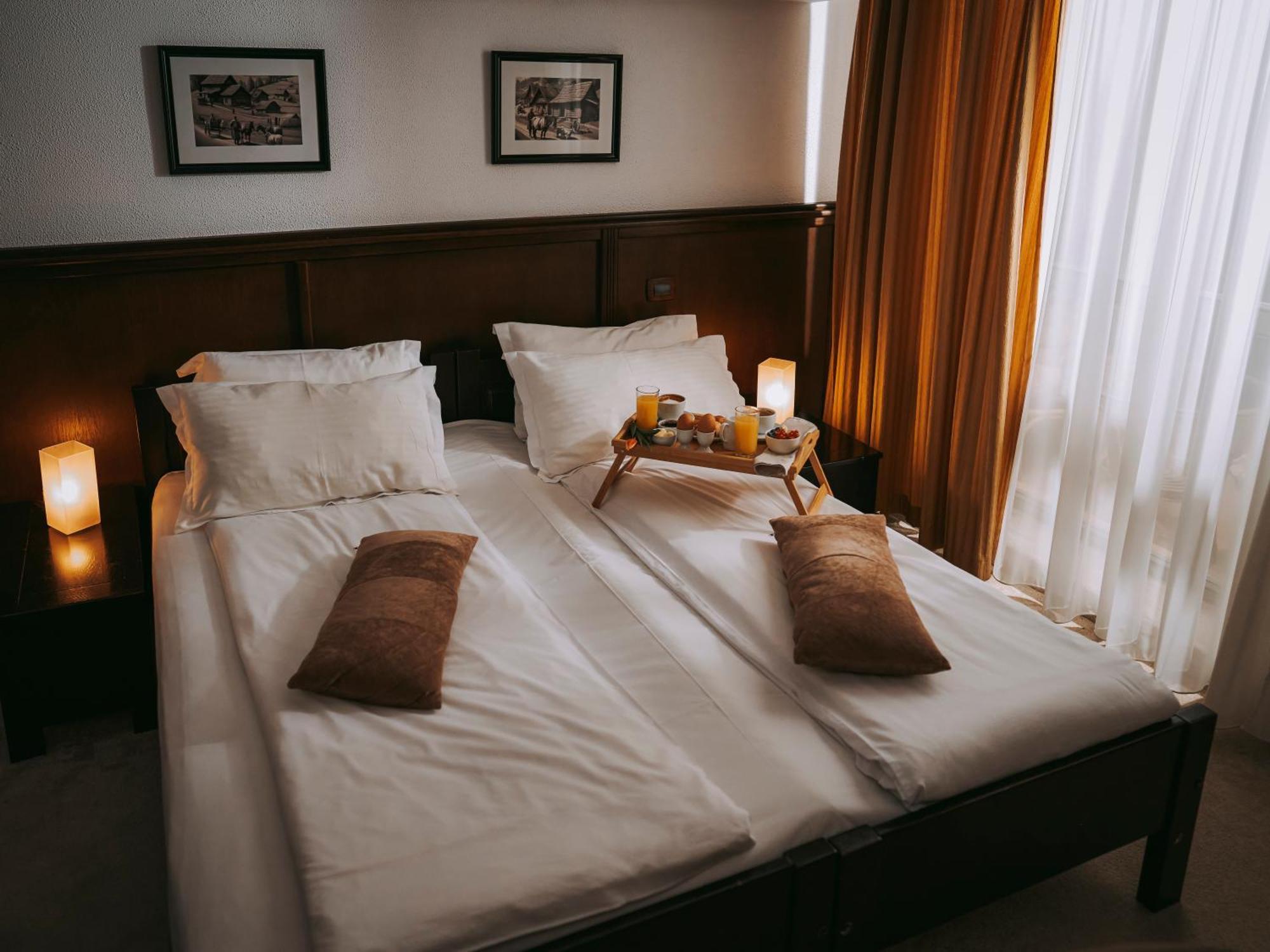 Hotel & Restaurant Sofia Сучевіца Екстер'єр фото